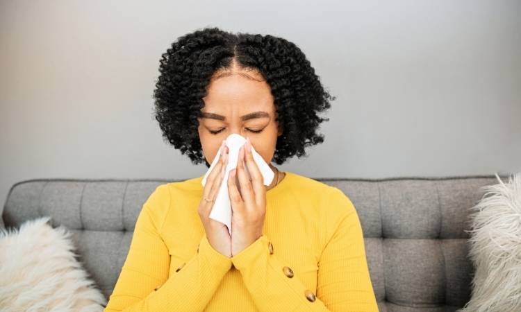 Sinusite causa mau hálito. Mulher com sinusite atacada.
