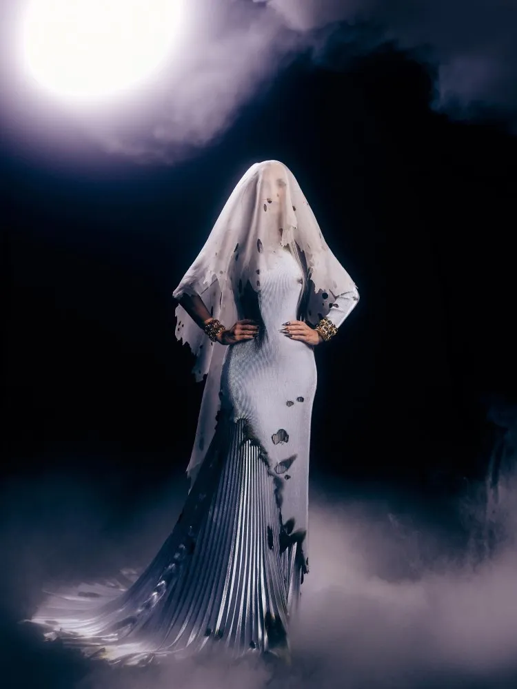 Ivete Sangalo fantasiada de noiva queimada para o Halloween Sephora 2023