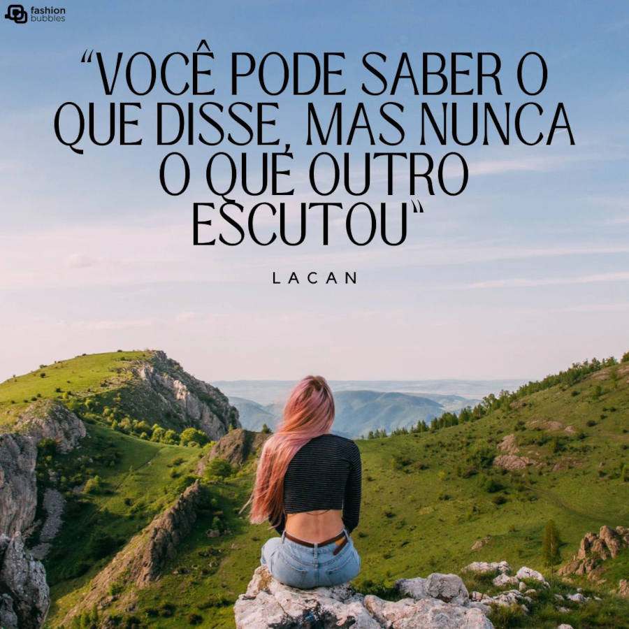 Foto de mulher de pele clara usando blusa preta curta e calça jeans, sentada de costas para a foto e de frente para montanhas, com frase "Você pode saber o que disse, mas nunca o que outro escutou”