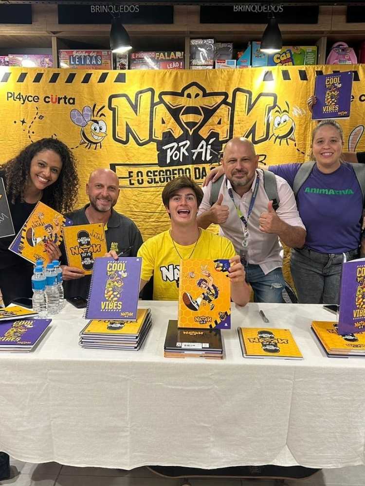 Stand de Natan Por Aí na Bienal, em amarelo, com produtos licenciados da marca