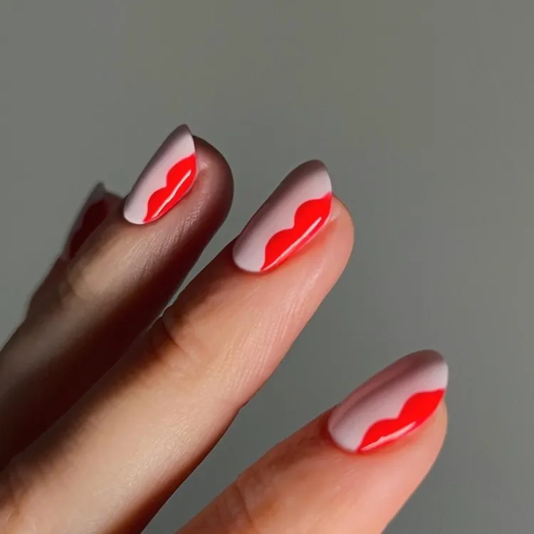 Unhas claras com meia boca vermelha na lateral