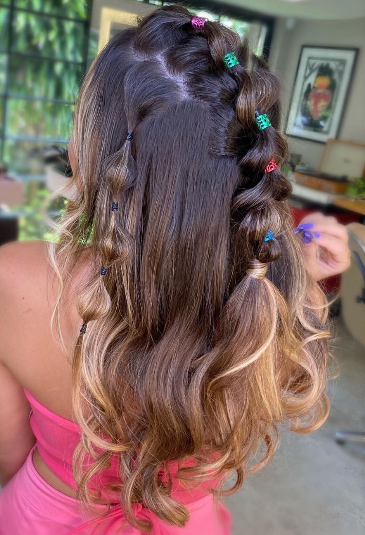 Bubble hair preso com elásticos coloridos