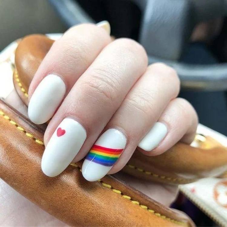 Foto unha branca com arco-íris e coração.