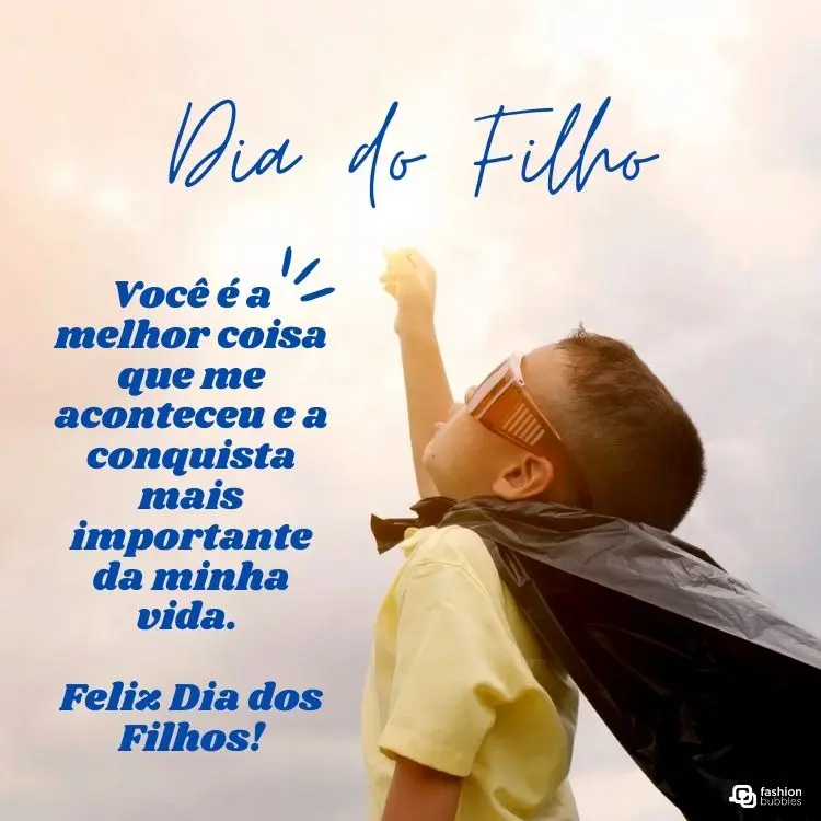 Imagem com fundo claro mostrando um menino de óculos, capa preta e camiseta amarela apontando para o céu. Texto ao lado: "Dia do Filho. Você é a melhor coisa que me aconteceu. Feliz Dia dos Filhos!".