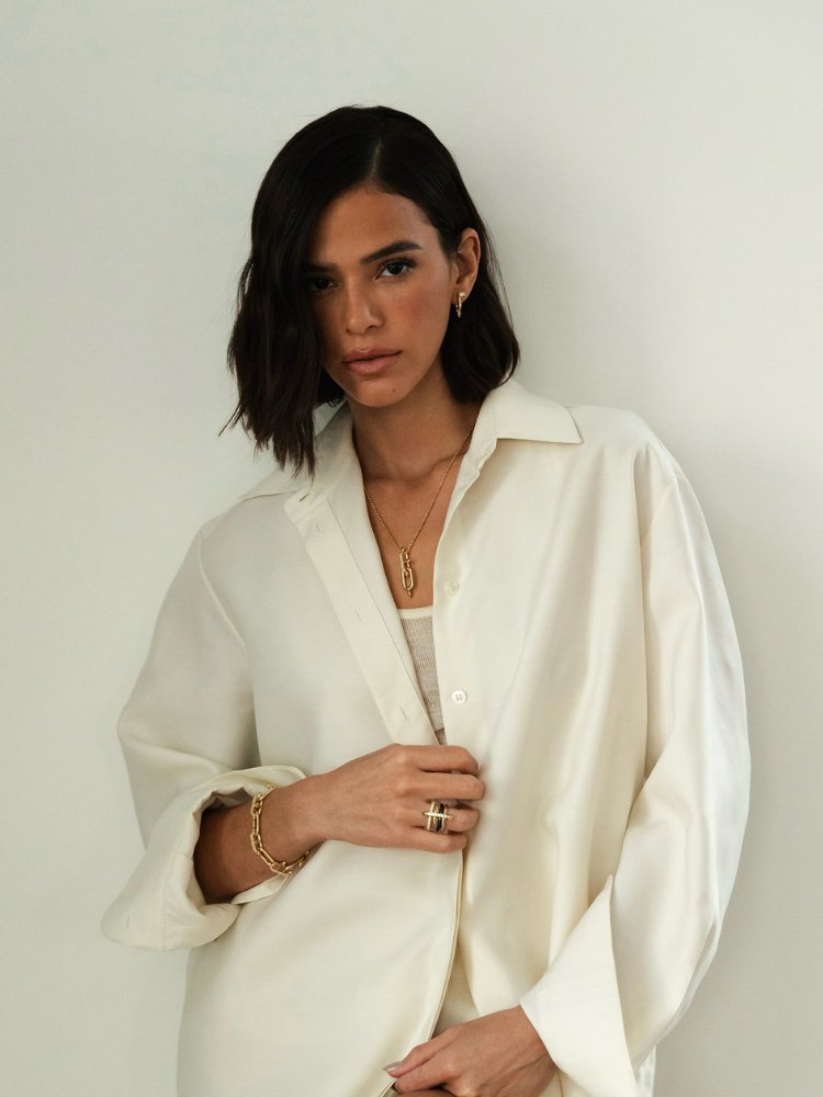 Bruna Marquezine de chanel médio e camisa bege 