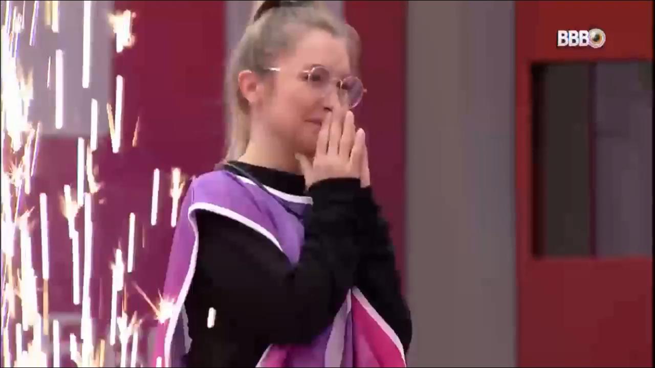 Carla é o anjo da semana