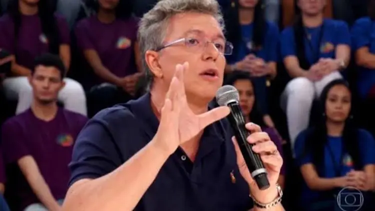 Boninho como jurado do Domingão fala ao microfone