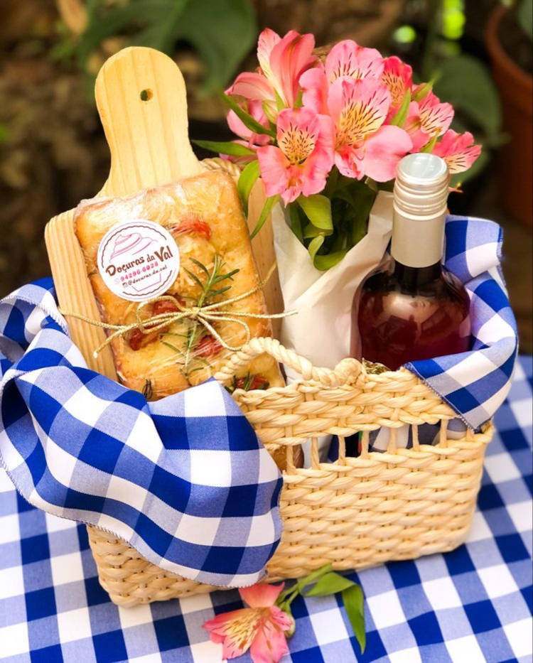 Cesta com vinhos