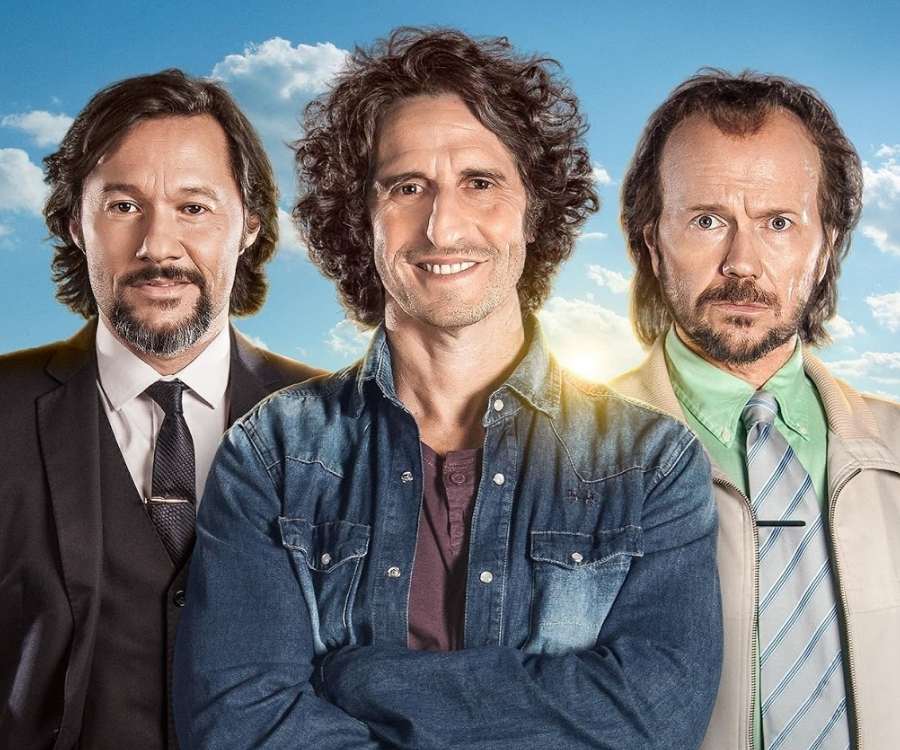 3 atores de "Quase Lendas". Um do lado do outro, em fundo de céu.