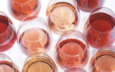 Taças com bebidas álcoolicas de uva