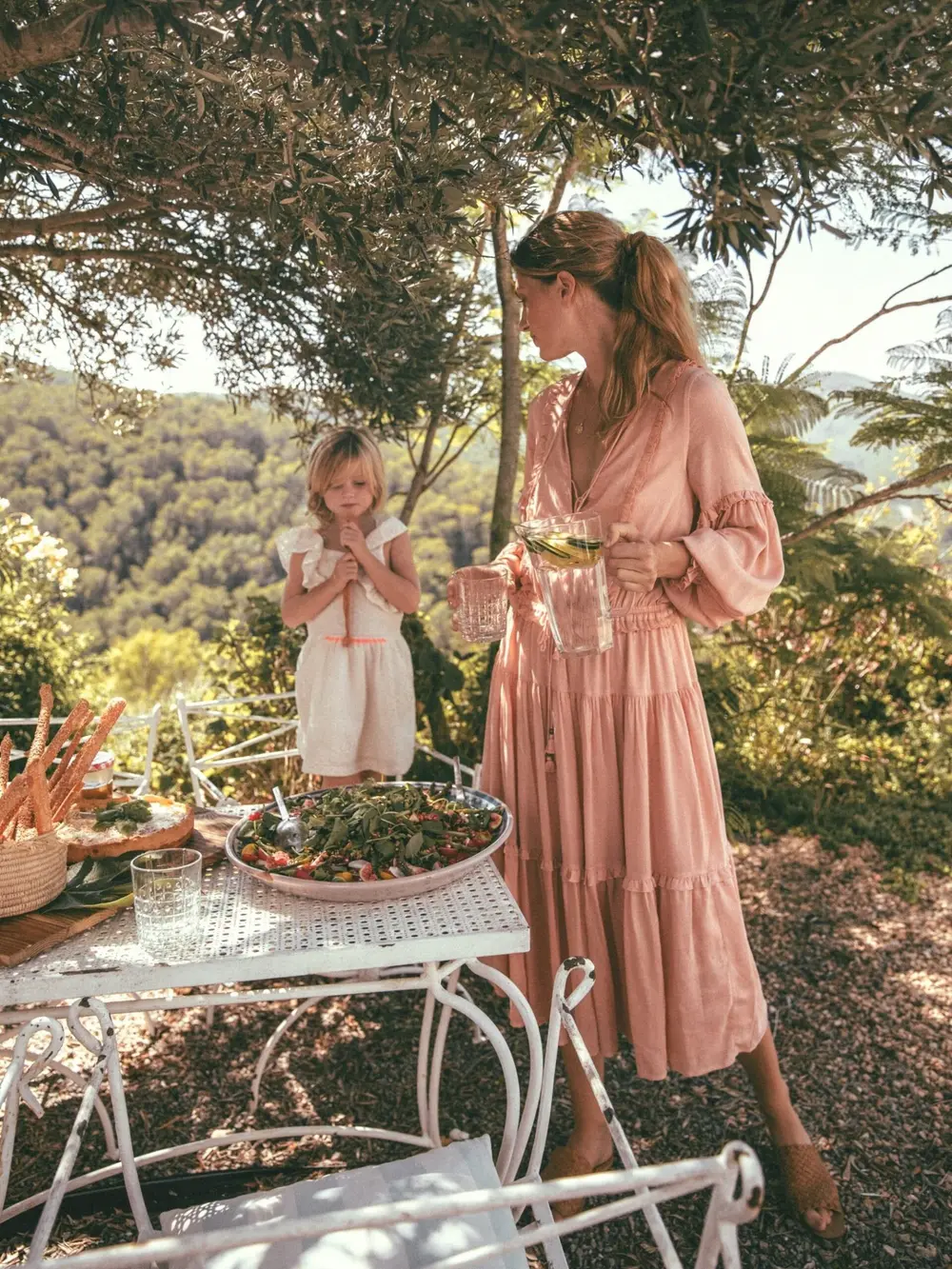 Mãe e filha vestidas de Cottagecore