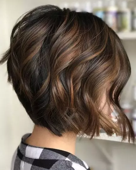 Corte cabelo curto ondulado usando roupa xadrez