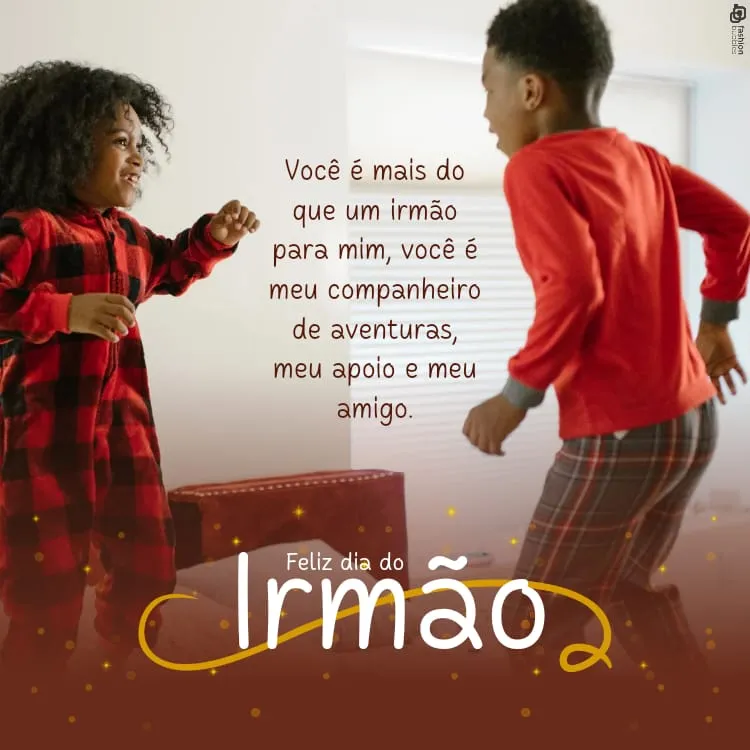 Duas crianças de pele negra com pijama vermelho xadrez pulando na cama e frases "Você é mais do que um irmão para mim, você é meu companheiro de aventuras, meu apoio e meu amigo." e "Feliz dia do irmão"