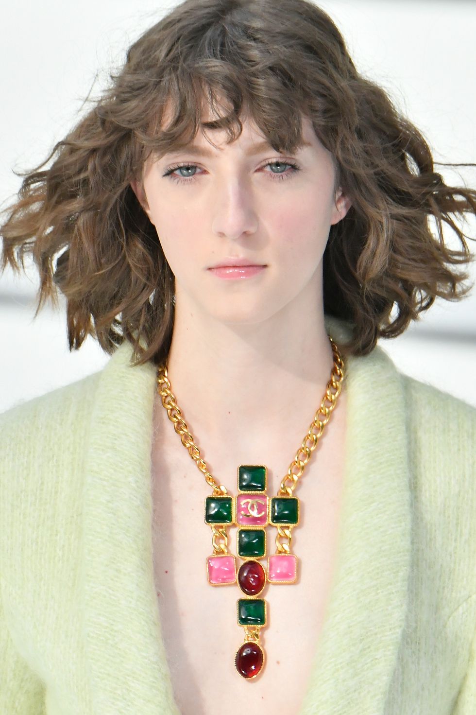 Foto de Modelo com colar Chanel, trabalhado com correntes e pedras coloridas