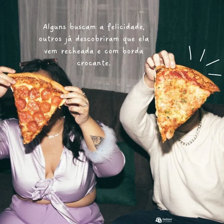 Duas pessoas, possivelmente uma mulher e um homem, seguram fatias grandes de pizza na frente de seus rostos. A mulher à esquerda segura uma fatia de pepperoni, e o homem à direita uma fatia de queijo. Há um texto em português na parte superior da imagem.
