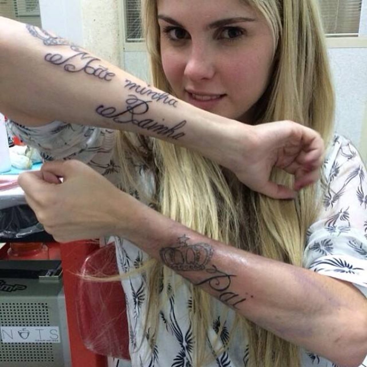 "Mãe minha Rainha", Barbara Evans, tatuagem nos braços.
