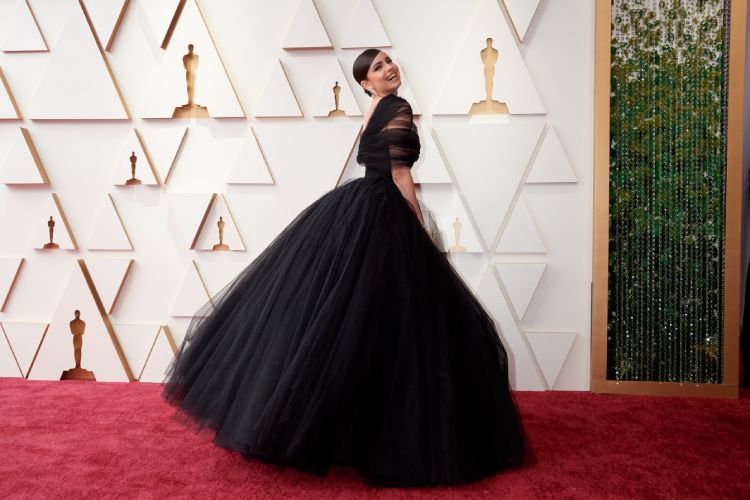 Sofia Carson no tapete vermelho do Oscar 2022 com vestido rodado cheio preto