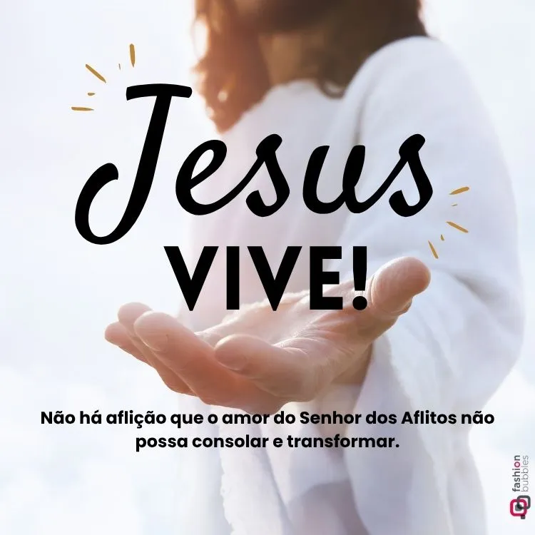 A imagem apresenta um fundo desfocado com uma pessoa vestida de branco, estendendo a mão aberta para o observador, sob uma luz brilhante. Em primeiro plano, a palavra "Jesus" em destaque com "VIVE!" abaixo. Uma frase inspiradora sobre o amor do Senhor dos Aflitos e um logotipo "fashion bubbles" completam a cena.