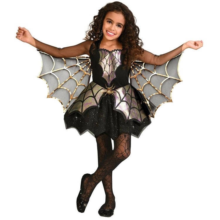 Criança de pele morena com fantasia de aranha, com vestido preto e dourado, capa de teia e meia-calça de teia 