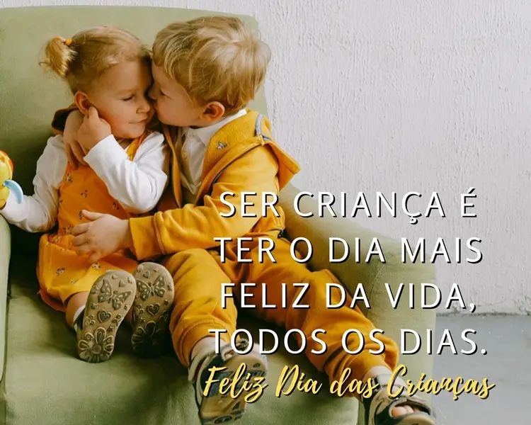 Foto de duas crianças de pele clara abraçadas e frase "Ser criança é ter o dia mais feliz da vida, todos os dias. Feliz Dia das Crianças!"