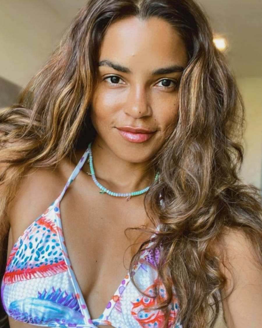 Foto tirada por Lucy Alves em forma de selfie, com ela de biquíni e cabelo solto