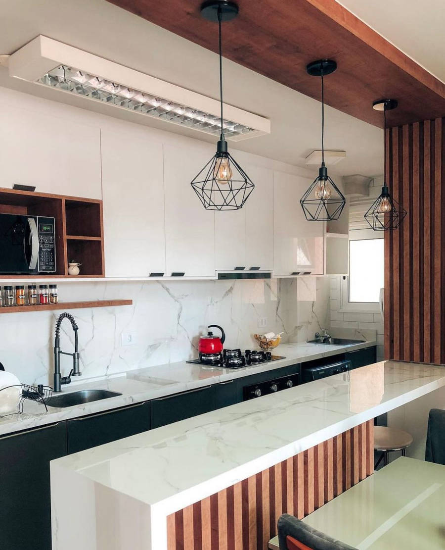 Cozinha americana simples com armário preto e branco.