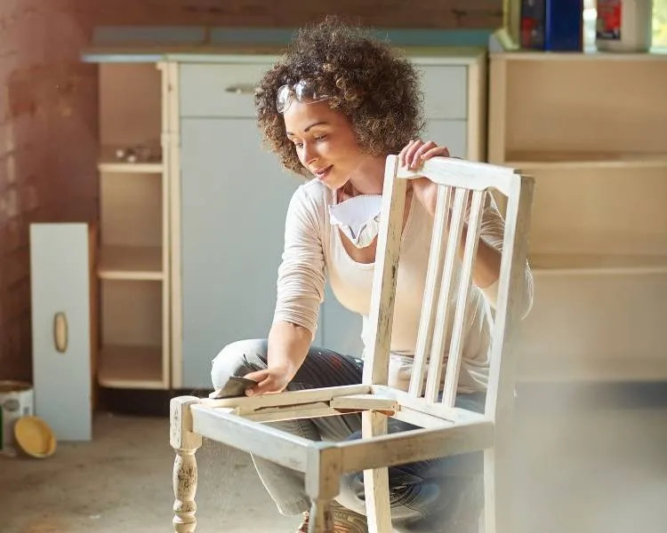 Upcycling: mulher transformando cadeira velha em nova. Foto transformando cadeira velha.