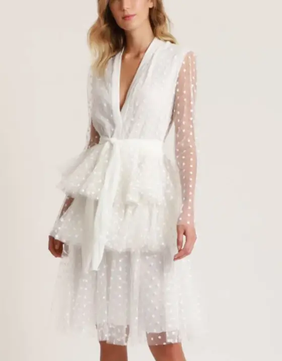 Modelo usa vestido de tule com forro em camadas branco