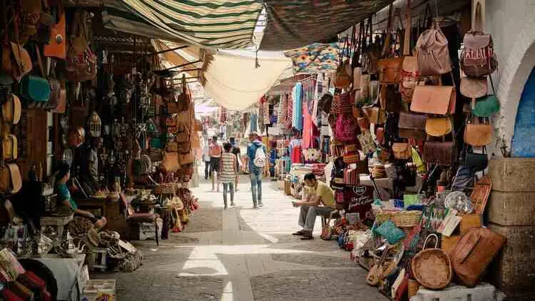 Imagem de uma feira de Marrcos, conhecida como Souk, com produtos típicos