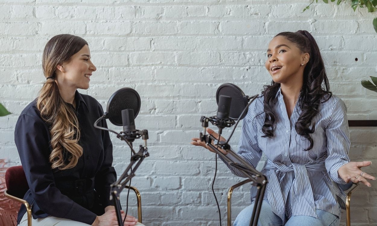 Imagem da uma entrevista em podcast.