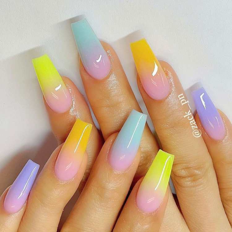 Unhas coloridas para o Carnaval.