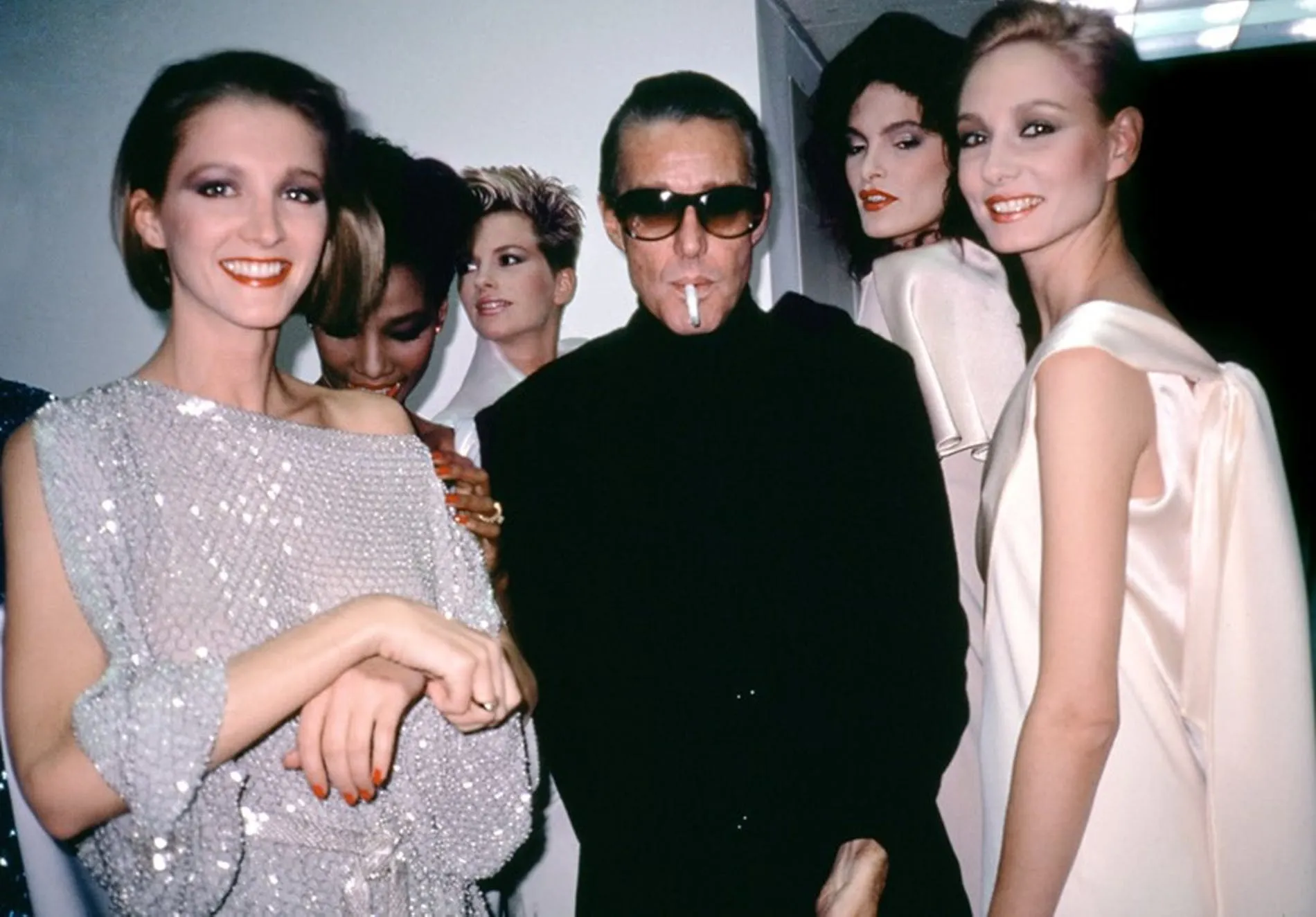 Halston com modelos. 
