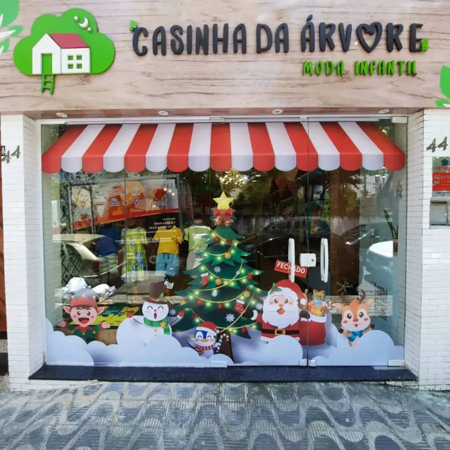 Vitrine com adesivo de natal.