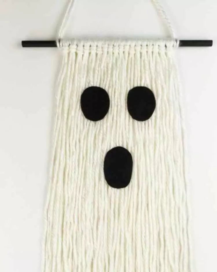 decoração de fantasma em macramê branco com olhos e bocas preto