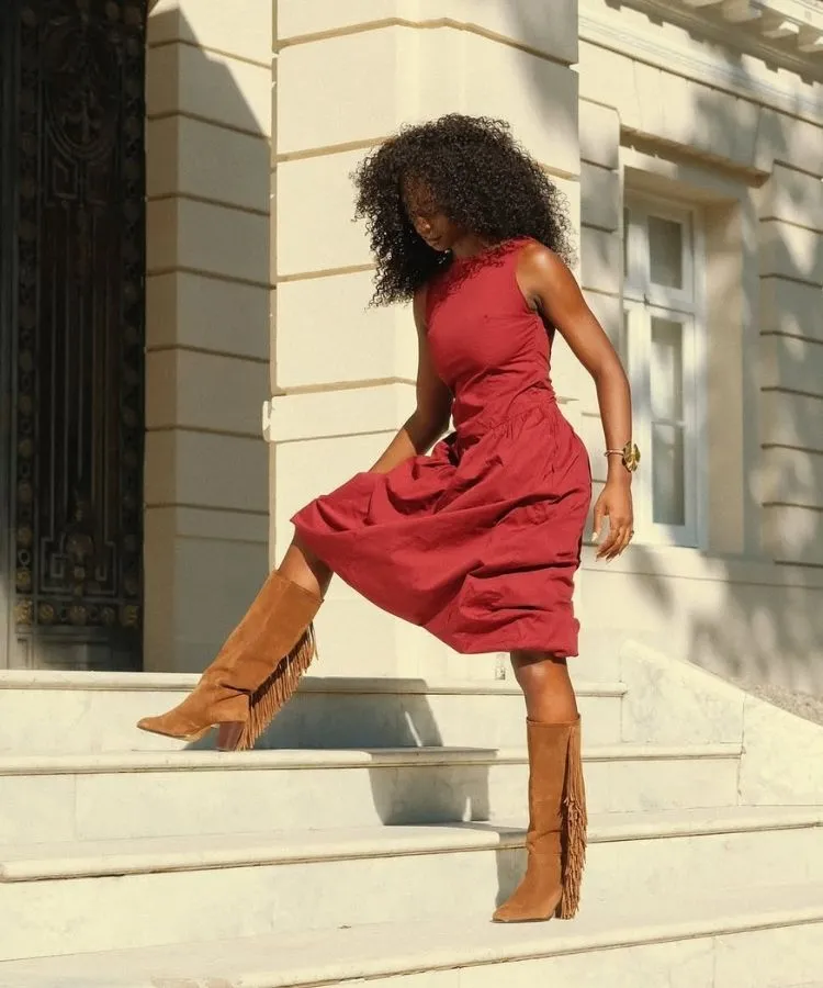 Foto de mulher usando bota de franjas, uma das tendências para o outono inverno 2026