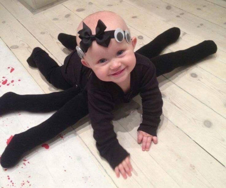 Bebê com fantasia de aranha, com 6 pernas e 4 olhos 