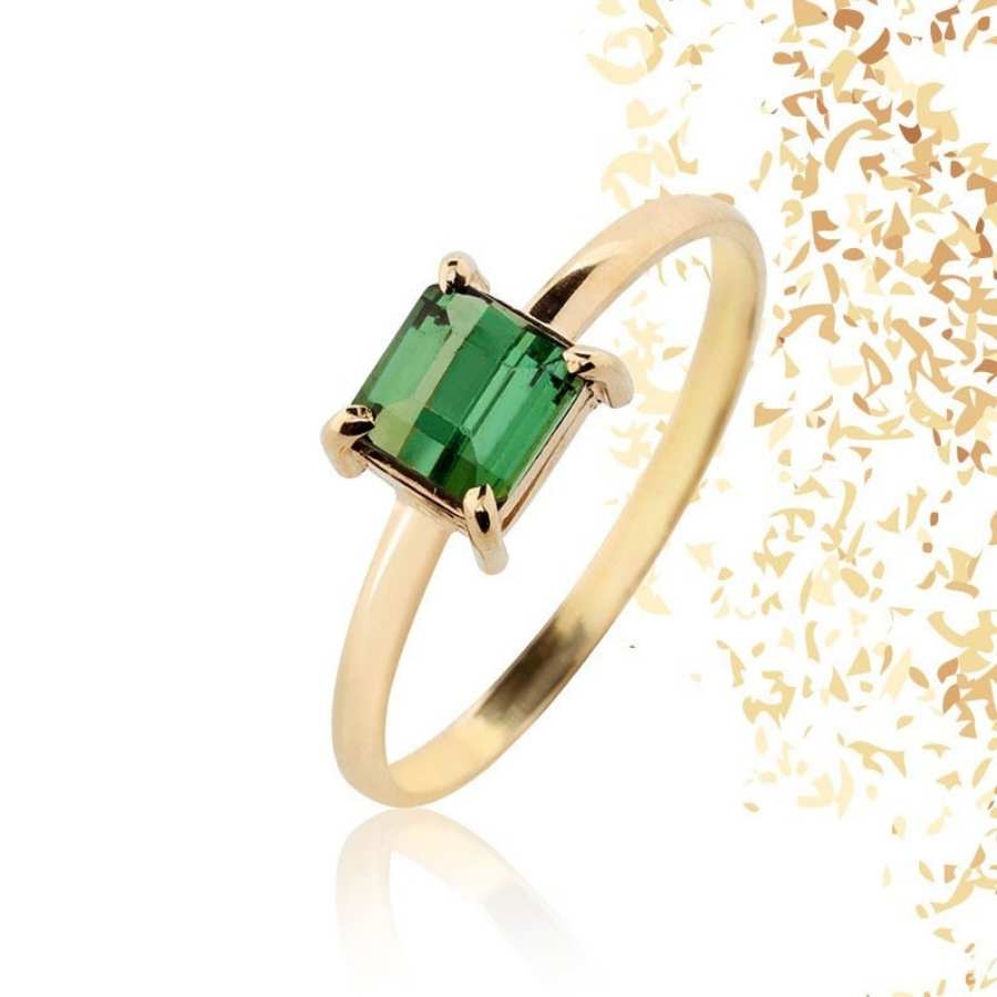 Anel dourado fino com pedra quadrada verde