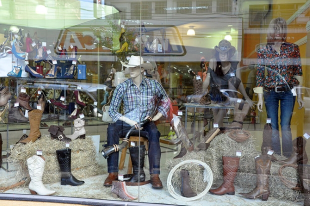 Vitrine decorada de São João, com feno