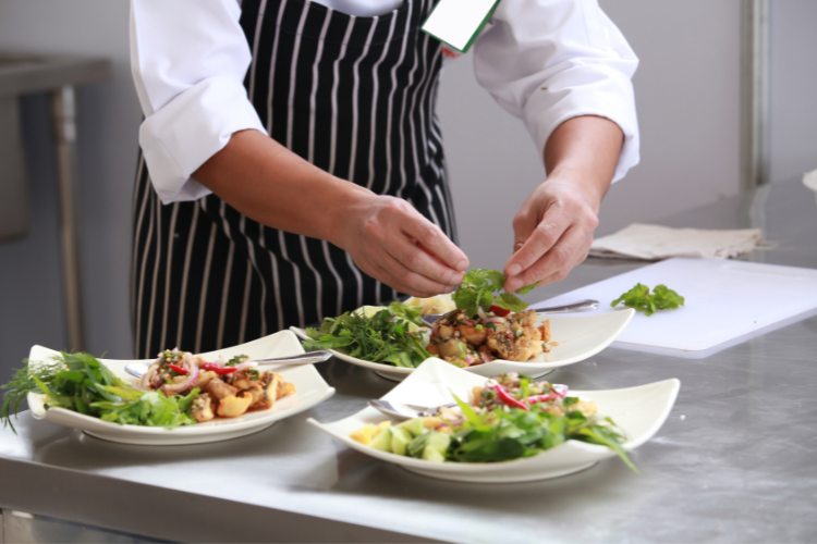Chef cozinhando pratos 