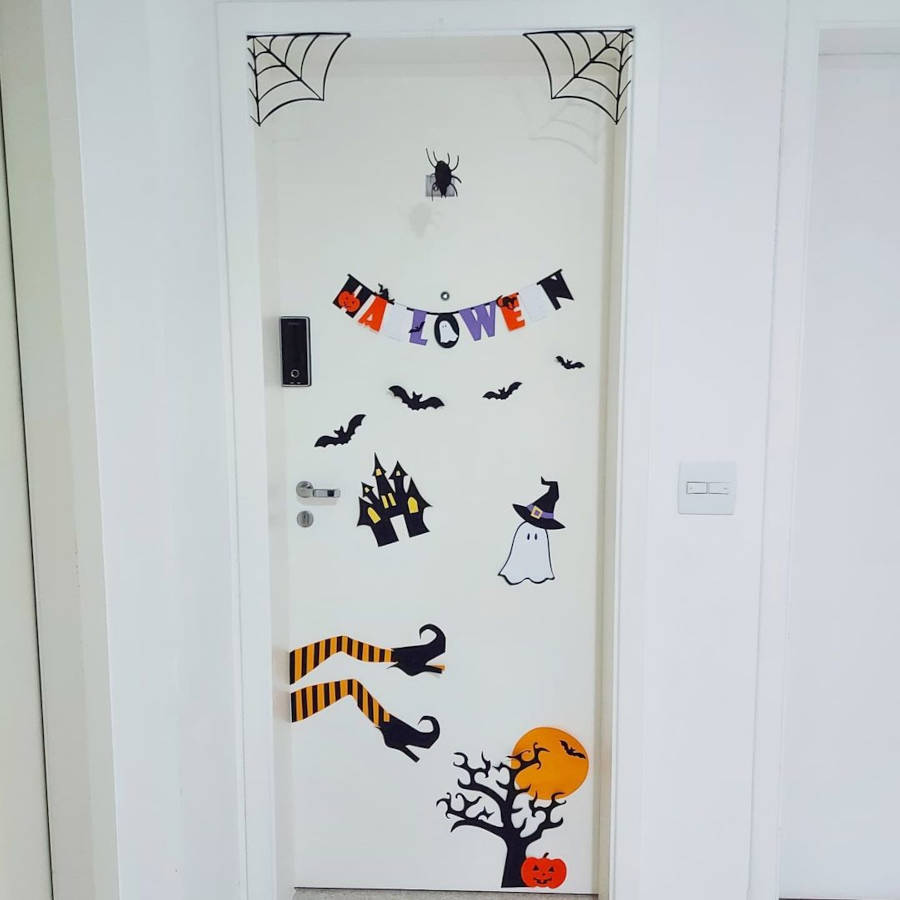 Porta de apartamento enfeitada com adesivos para o halloween.
