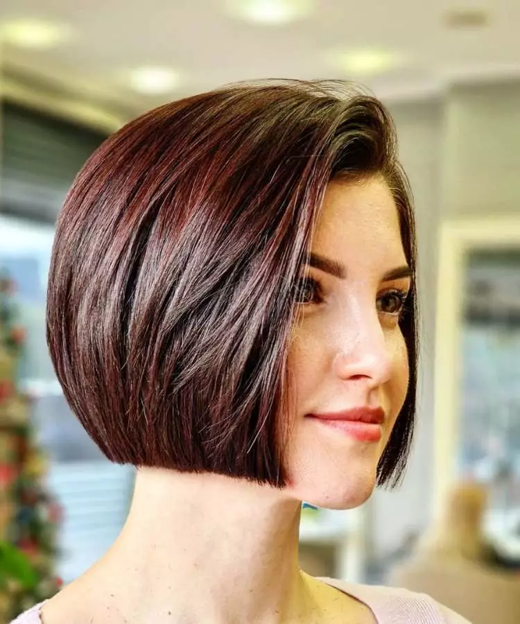 Corte bob cut mulher com cabelo castanho liso