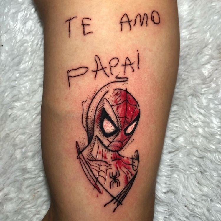 Foto de tatuagem escrito "Te amo papai" com letra de criança e desenho do homem aranha