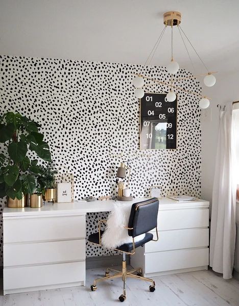 Home office preto e branco.