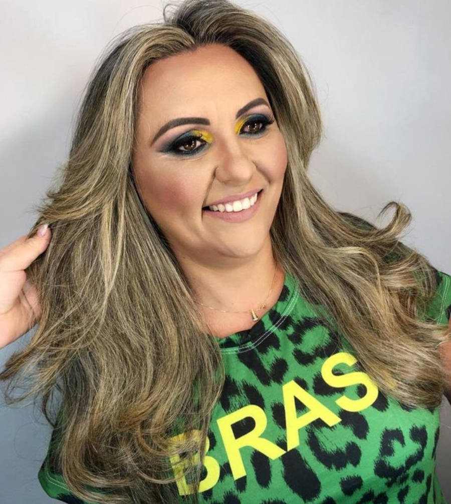Foto de senhora com cabelo feito e maquiagem para a copa do mundp