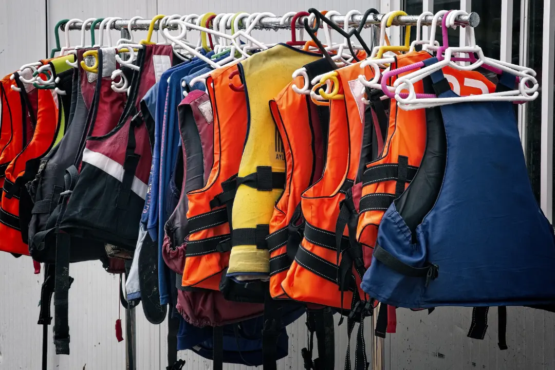 Imagem de vários coletes salva-vidas para pilotar um Jet Ski Imagem de vários coletes salva-vidas para pilotar um Jet Ski.