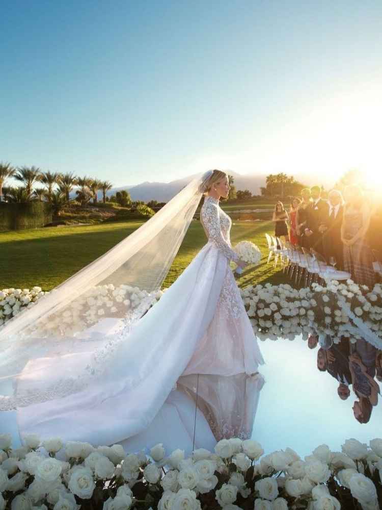 Decoração de casamento passarela de espelho com flores brancas.