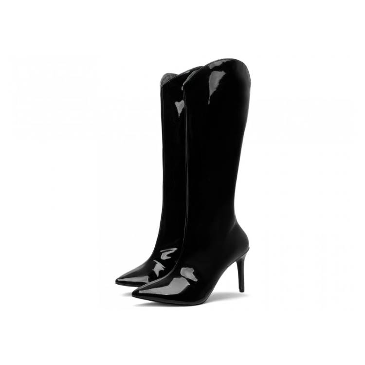 Um par de botas pretas de cano alto, com acabamento brilhante e bico fino, apresenta saltos agulha elegantes. Este sapato feminino tamanho grande é perfeito para quem busca um estilo sofisticado e impactante, ideal para diversas ocasiões.