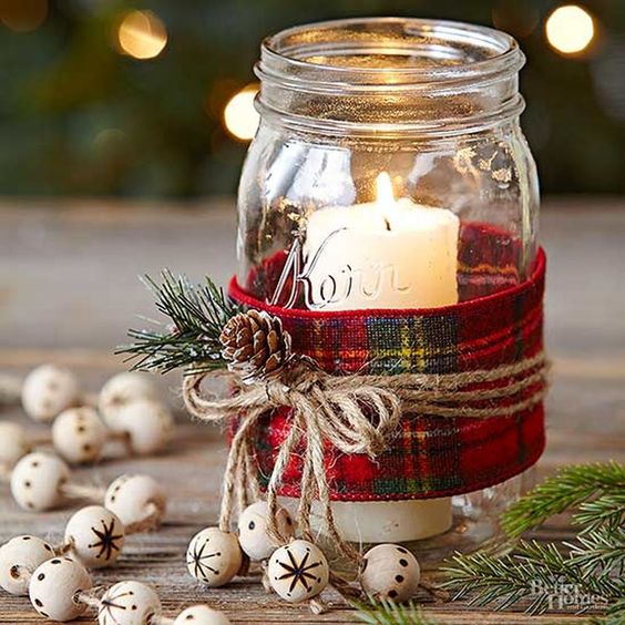 Vela linda decorada pro Natal feita em pote de maionese Foto de vela dentro de pote decorado com fita, corda e pinha