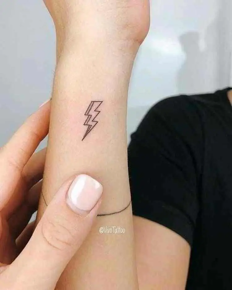 tatuagem de raio na lateral do pulso