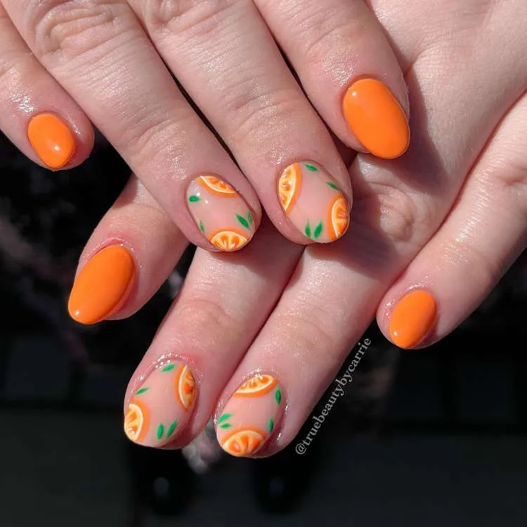 Unha almond decorada nas cores: laranja, rosa, branco e verde. Desenho de: laranjas e folhas.